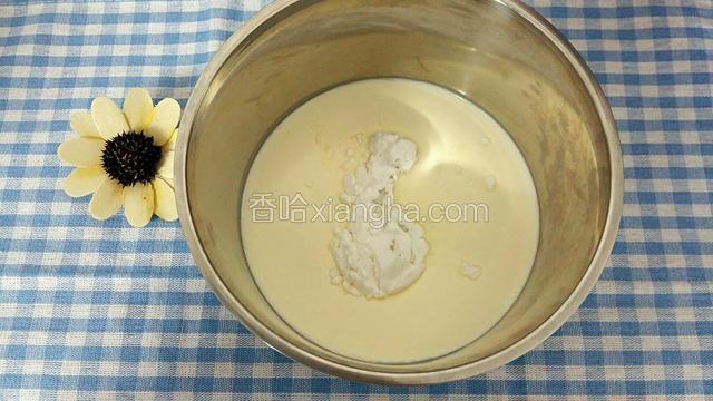淡奶油，纯牛奶，糖粉倒在一个容器里