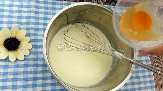 再加入鸡蛋搅拌均匀