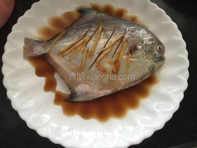 倒适量蒸鱼豉油加点点水，表面再撒点盐（这样上面才有味道，一定要先到蒸鱼豉油再撒盐，后面再倒的话盐就被冲到鱼底下了）