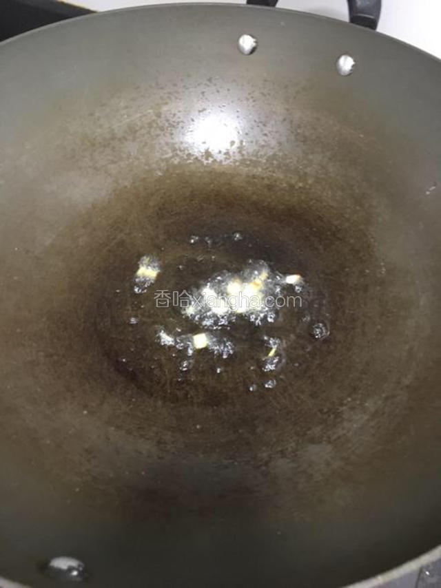 鱼蒸好后另外一个锅下油，放葱白部分热葱油，葱绿放蒸好的鱼上面