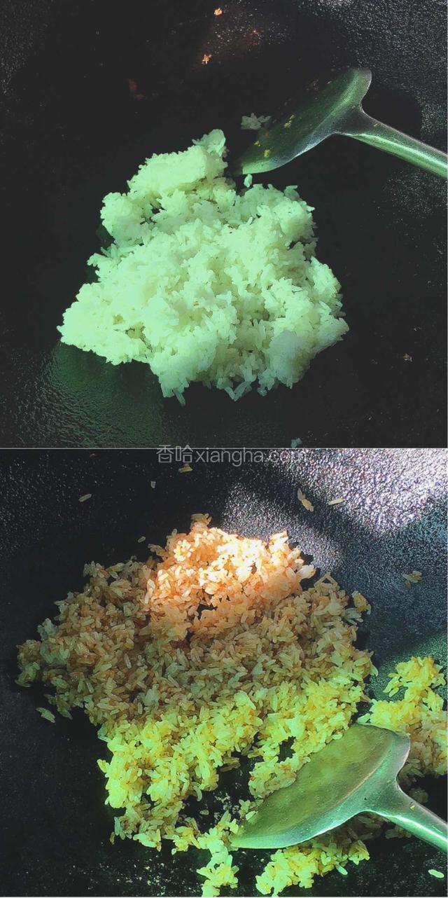 把鍋洗乾淨，再開火燒紅放入花生油，再放入米飯，用鍋鏟把米飯平鋪翻炒，感覺到米飯乾身就倒入少量醬油，放少量食鹽，再一起翻炒兩三次。