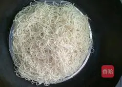 Illustration of how to make bitter melon cold noodles 1