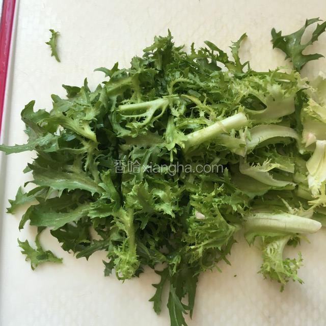把苦菊用盐水浸泡15分钟，清洗干净去除农药残留，切成段备用。