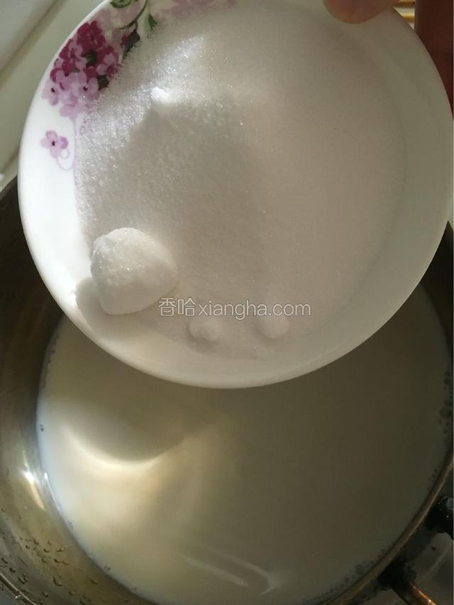 牛奶倒入奶锅中，加入糖粉，小火慢煮，快煮开的时候关火