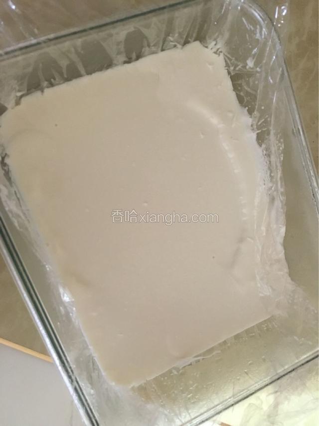 冷藏4小时左右（我放进急冻室3小时定型了）取出，倒在干净无水的盘子里，用水果刀把大方块切成一个个小方块。