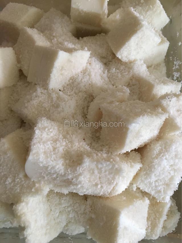 倒进椰蓉，让每个小方块沾上椰蓉即可食用