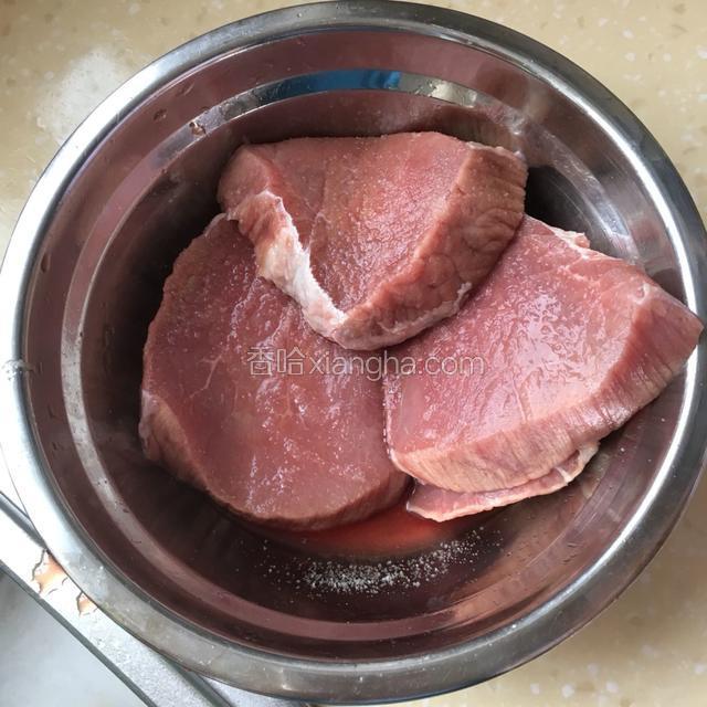 去超市采购牛里脊肉三块。