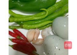 青椒拌皮蛋的做法图解1