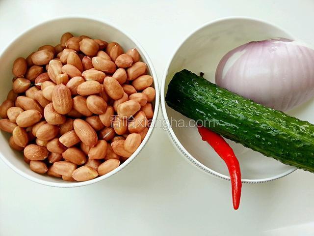 准备食材：花生米用干净的厨房用布擦拭干净；黄瓜、洋葱、小米椒洗净