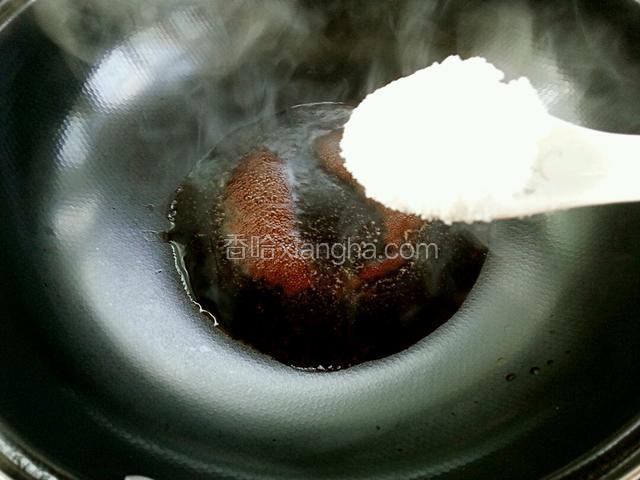 煮开后放入两汤匙糖
