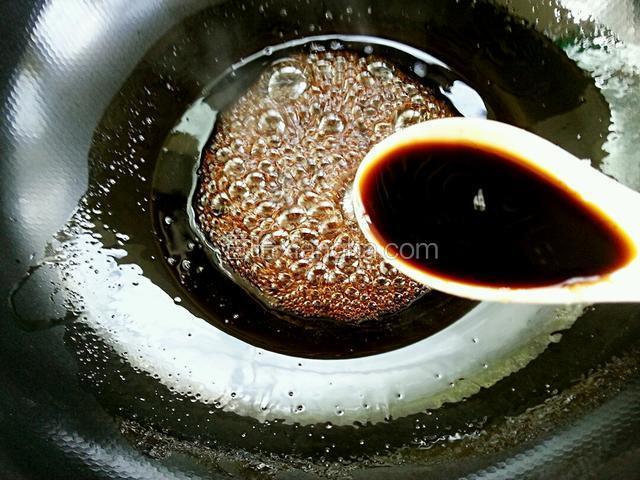 再次煮开后加入一汤匙生抽