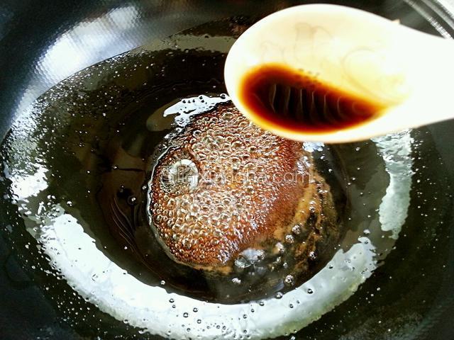 小火煮一分钟，看着汤汁浓稠、呈琥珀色时关火