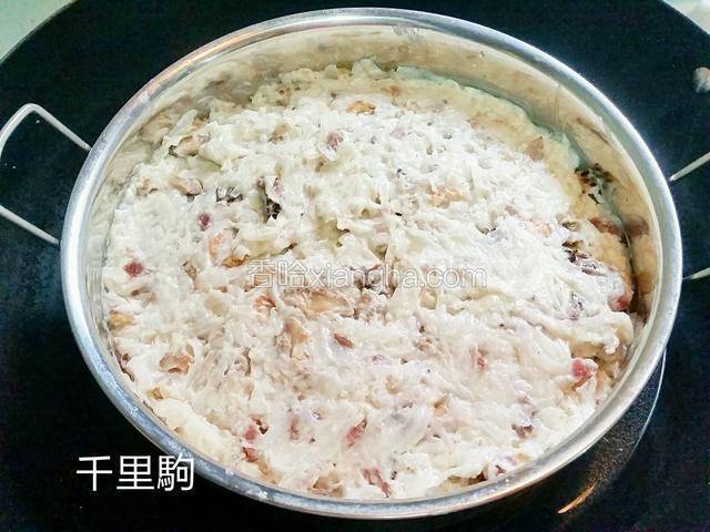倒入模具里抹平表面，放入锅里隔水大火蒸1小时