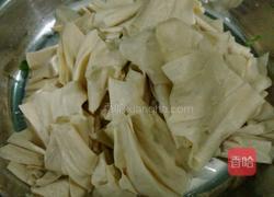 辣椒炒豆腐皮的做法图解1