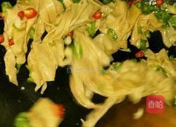 辣椒炒豆腐皮的做法图解5