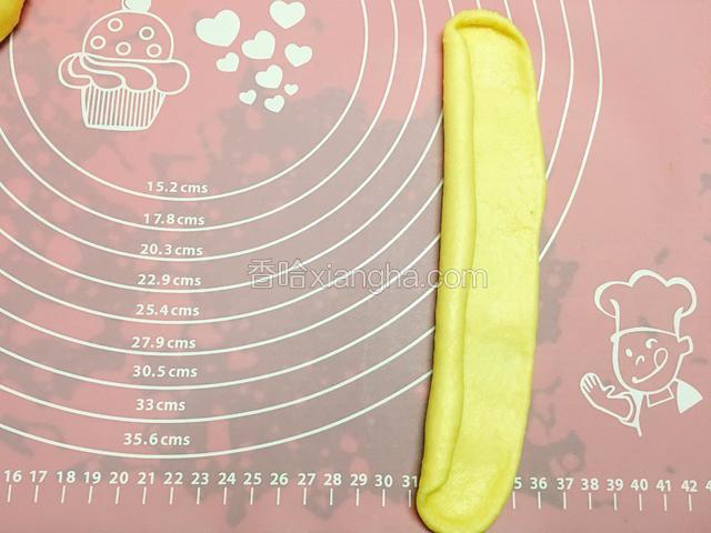 如图所示，竖着卷起。同样方法把其余8个面团都弄成一根面团。
