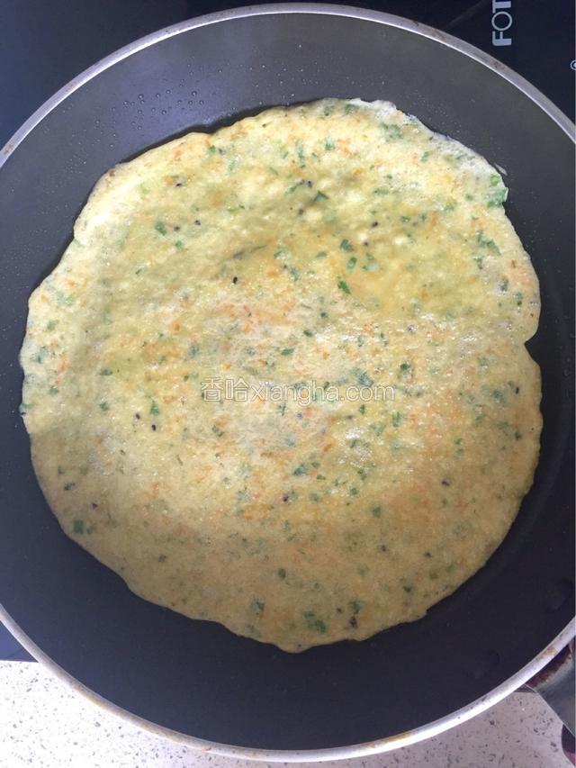 平底锅放油烧热，倒入面糊，用勺子迅速摊平，煎至表面变色。