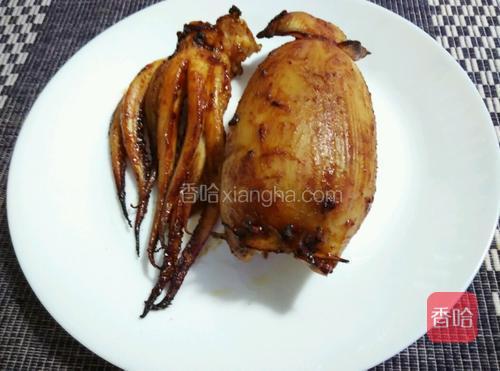 裝滿炒飯的魷魚筒用牙籤縫住開口，隨意縫就可以，然後放入烤箱220度烤20分鐘