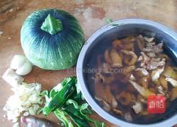 南瓜丝炒肉的做法图解1