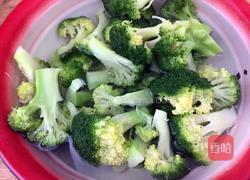 西兰花炒瘦肉虾仁的做法图解3