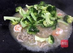 西兰花炒瘦肉虾仁的做法图解11