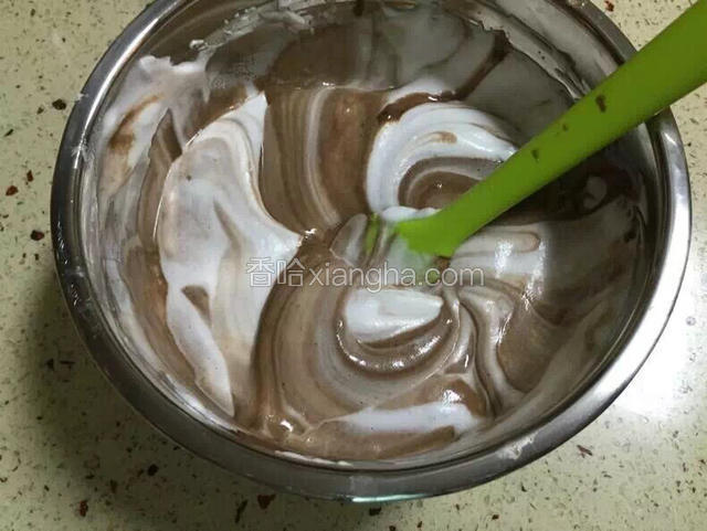 再将搅拌好的蛋糕糊倒入剩下的蛋白里