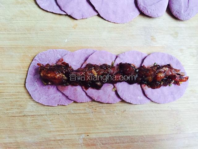馅料放成一条线，如图