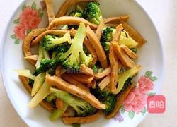 西兰花炒火腿肠的做法图解5