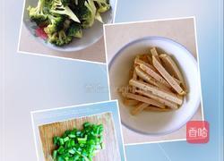 西兰花炒火腿肠的做法图解1