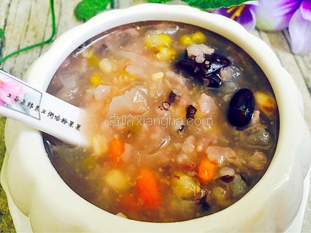 来张特写，软糯的银耳红枣枸杞温补的八宝粥喝点确实很滋补噢