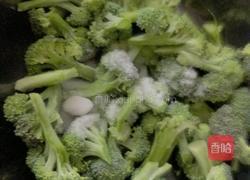 炒红椒西兰花的做法图解2