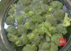 炒红椒西兰花的做法图解3