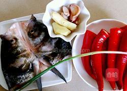 剁椒鱼头的做法图解1