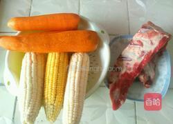 胡萝卜玉米排骨汤的做法图解1