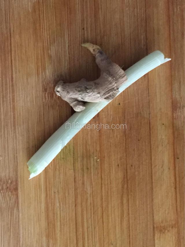 准备好一小段葱，一小块姜