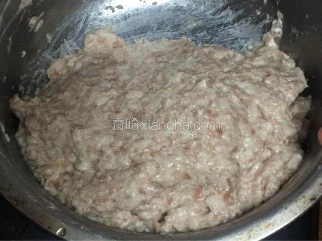 把姜葱和猪肉一起打成肉泥（猪肉选夹子肉，肥瘦比例3:1的，手工剁碎的会更好吃）