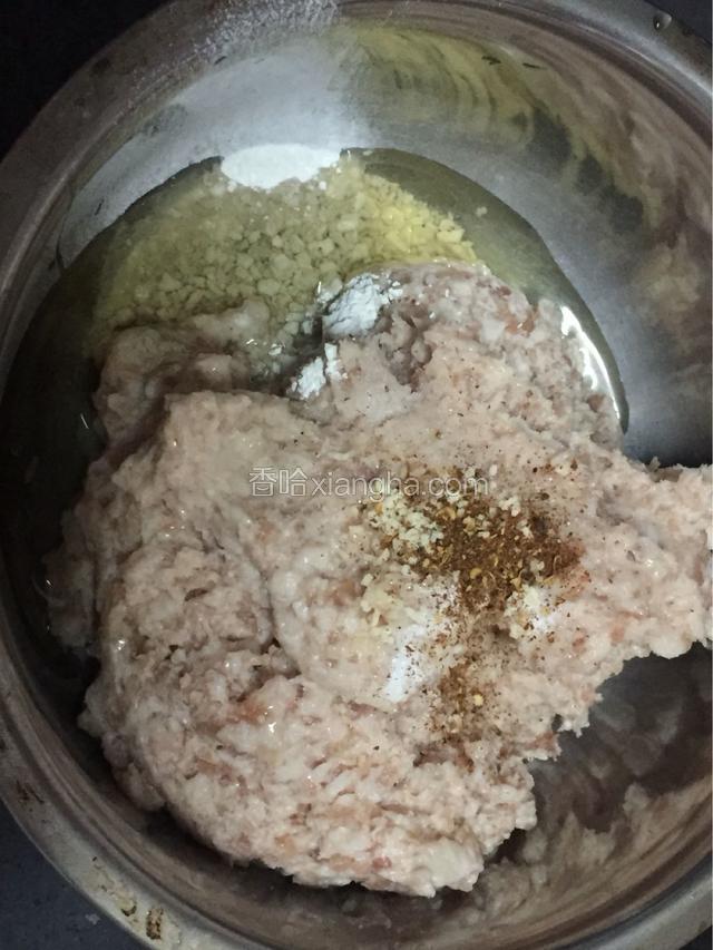 肉泥里面打入一个鸡蛋的蛋清，放少许胡椒，少许花椒，盐，滴入10滴左右生抽酱油，淀粉40g左右，混合均匀（淀粉一定要够细腻，才可以直接加入肉泥，如果淀粉太粗，可以先用很少一点水化开一下）