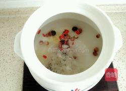苹果银耳莲子羹的做法图解2