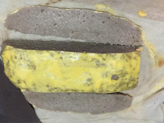 取出肉泥，冰箱冷藏，一下，切去四周不平整部分（切的时候不要直接一刀切下去，刀试着慢慢上下滑切，切下来就会均匀光滑平整）