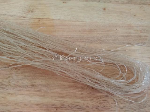 粉条浸软，捞起备用。