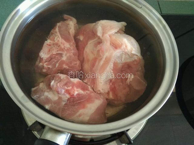 骨头焯水，捞起洗去血沫备用。