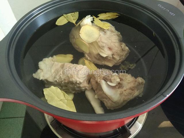 把骨头放入煲汤锅里加入莫过骨头的水香叶姜葱煮约30分钟。