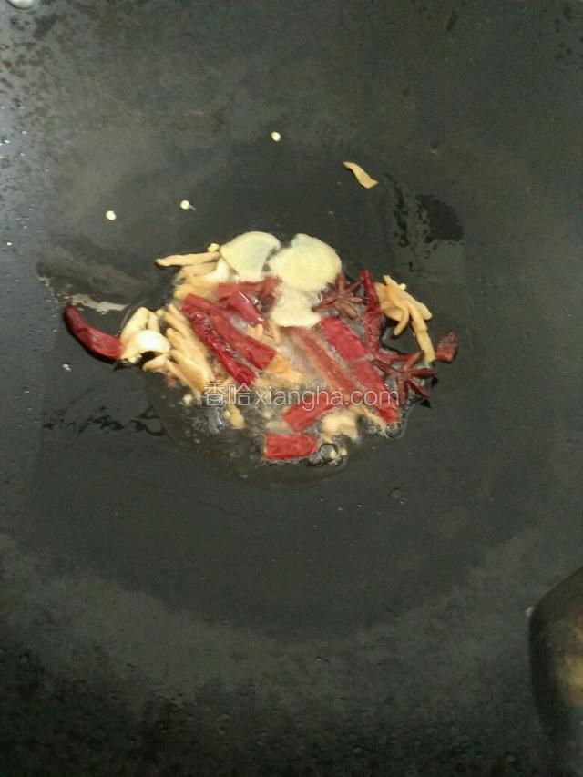 热炒锅加入适量的猪油，加入八角，桂皮、辣椒干、姜片炒香。