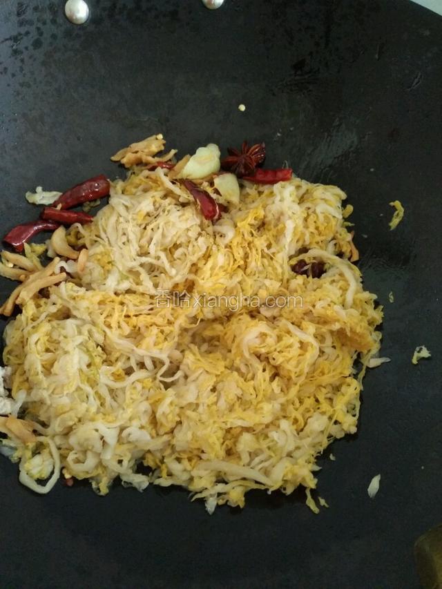 倒入酸菜煸炒，去水分。