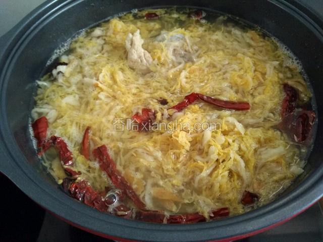 将酸菜移入煲汤锅炖酸菜，加适量盐炖约25分钟。