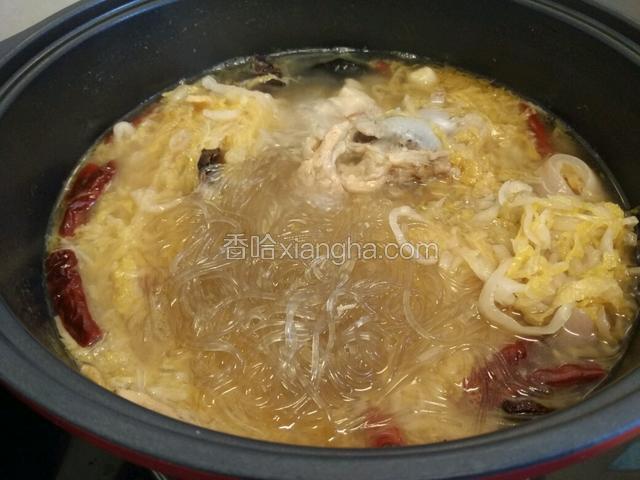 在加入粉条煮8分钟起锅前加入洋葱酥，适量的胡椒粉。