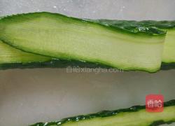 黄瓜金针菇卷的做法图解3