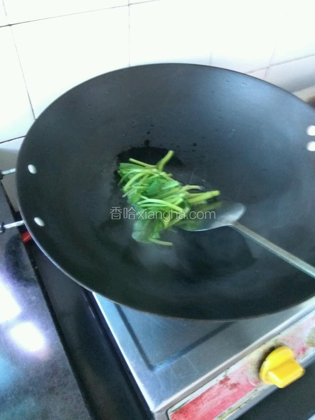 放青菜根炒一下