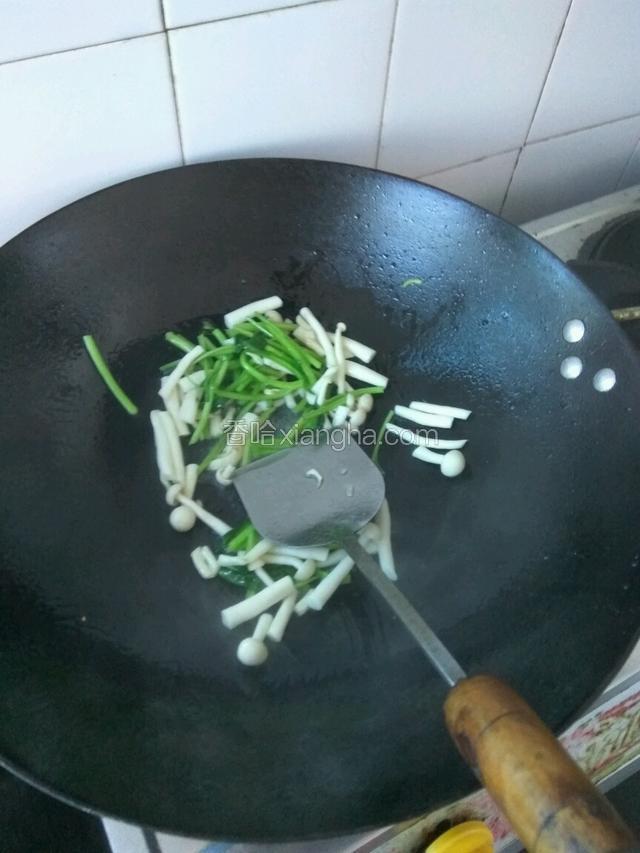 放白玉菇炒一下，加点料酒
