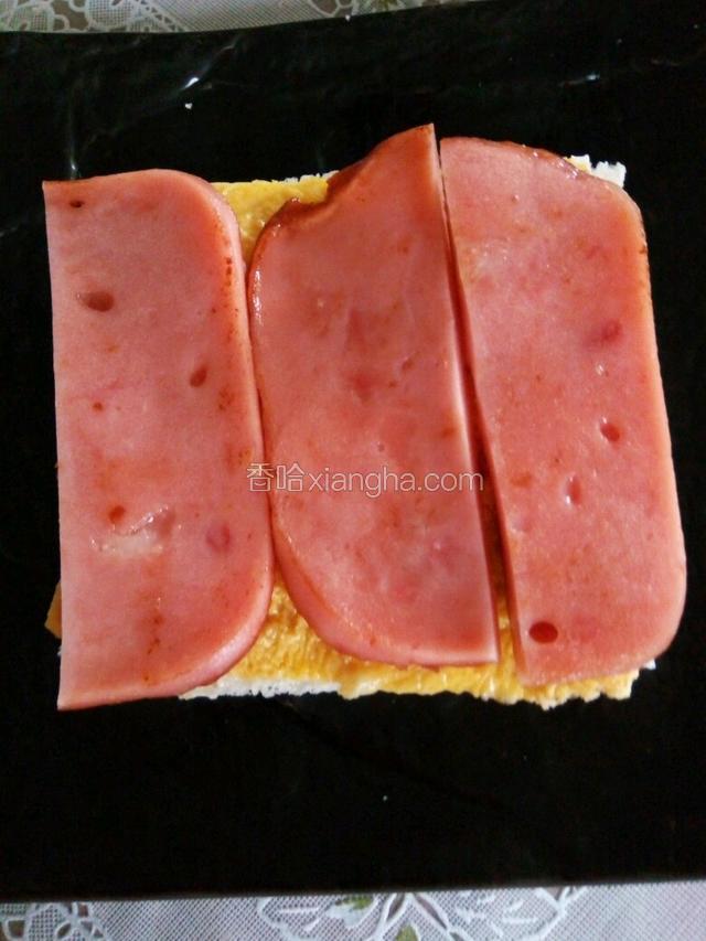 再盖上鸡蛋，盖上火腿片。